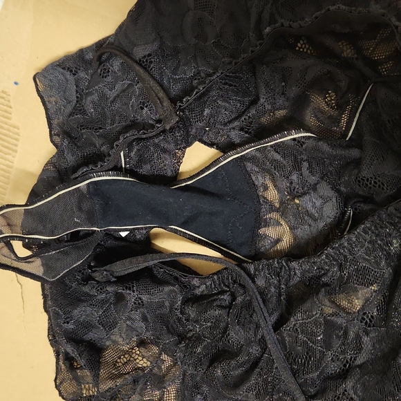 Victoria's Secret lace garder with attached thong - Picture 3 of 3